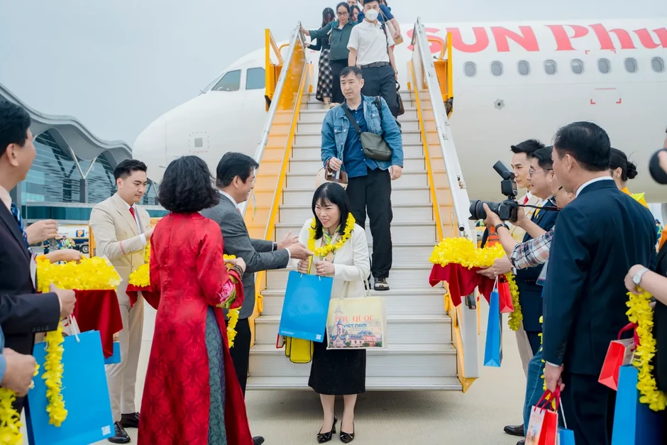 Khánh Hòa đón chuyến bay thẳng từ Phú Quốc: Khẳng định vị thế cửa ngõ du lịch Nam Trung Bộ Khánh Hòa đón chuyến bay thẳng từ Phú Quốc: Khẳng định vị thế cửa ngõ du lịch Nam Trung Bộ
