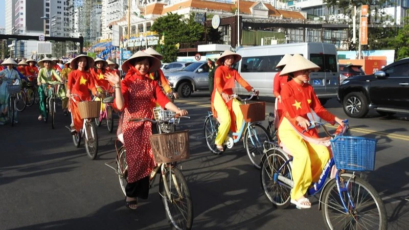 Khánh Hòa: Hơn 2.000 phụ nữ diễu hành trong Lễ hội “Áo dài sắc màu của Biển”