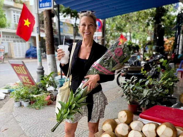 Không ràng buộc chồng con, bỏ việc lương cao khách Mỹ bén duyên với Đà Nẵng Không ràng buộc chồng con, bỏ việc lương cao khách Mỹ bén duyên với Đà Nẵng