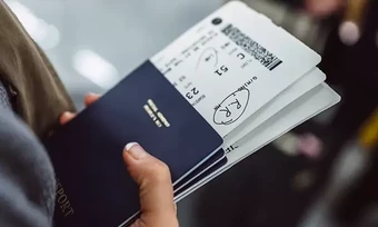 Ký hiệu 'RR' trên thẻ lên máy bay có ý nghĩa gì?