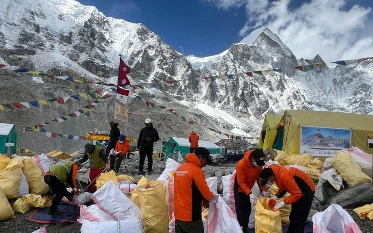 Kỷ lục mới, 274 người chinh phục đỉnh Everest trong một ngày Kỷ lục mới, 274 người chinh phục đỉnh Everest trong một ngày