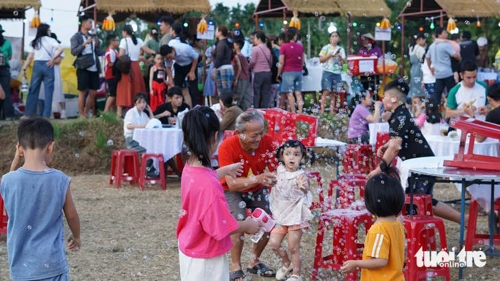 Làm du lịch đúng cách, ngôi làng ở Quảng Ngãi đón cả ngàn du khách ghé chơi dịp lễ Làm du lịch đúng cách, ngôi làng ở Quảng Ngãi đón cả ngàn du khách ghé chơi dịp lễ