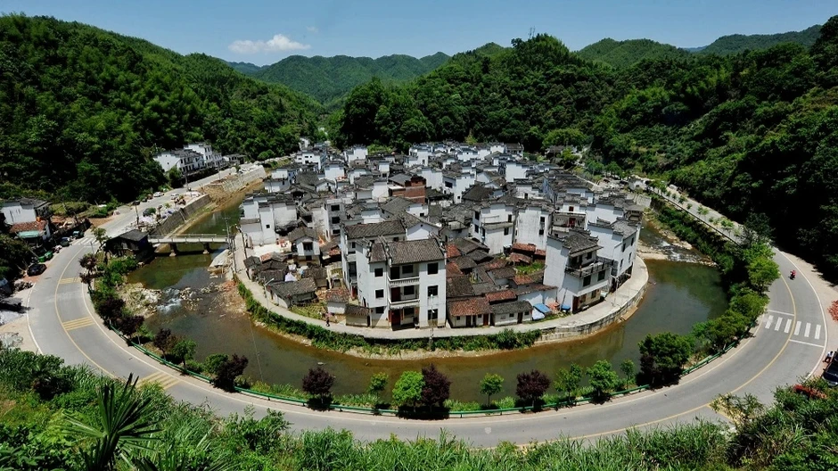 Làng cổ 800 năm tuổi ở Trung Quốc có hình tròn, được ví như chậu rửa mặt Làng cổ 800 năm tuổi ở Trung Quốc có hình tròn, được ví như chậu rửa mặt