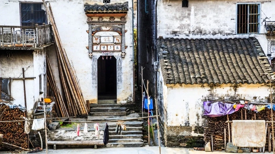 Làng cổ 800 năm tuổi ở Trung Quốc có hình tròn, được ví như chậu rửa mặt Làng cổ 800 năm tuổi ở Trung Quốc có hình tròn, được ví như chậu rửa mặt