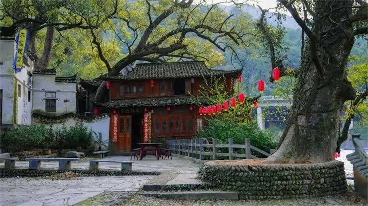 Làng cổ 800 năm tuổi ở Trung Quốc có hình tròn, được ví như chậu rửa mặt Làng cổ 800 năm tuổi ở Trung Quốc có hình tròn, được ví như chậu rửa mặt