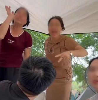 Lao vào tranh cãi vì bị nhắc hát karaoke loa kéo ở khu cắm trại Hà Nội Lao vào tranh cãi vì bị nhắc hát karaoke loa kéo ở khu cắm trại Hà Nội