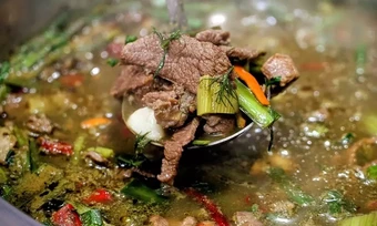 'Lẩu phân bò' - món đặc sản Quý Châu