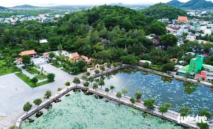 Lễ 30-4 về Hà Tiên nhớ ghé ‘Lộc Trĩ thôn cư’, ‘Tiêu Tự thần chung’ và ‘Bình San điệp thúy’ Lễ 30-4 về Hà Tiên nhớ ghé ‘Lộc Trĩ thôn cư’, ‘Tiêu Tự thần chung’ và ‘Bình San điệp thúy’
