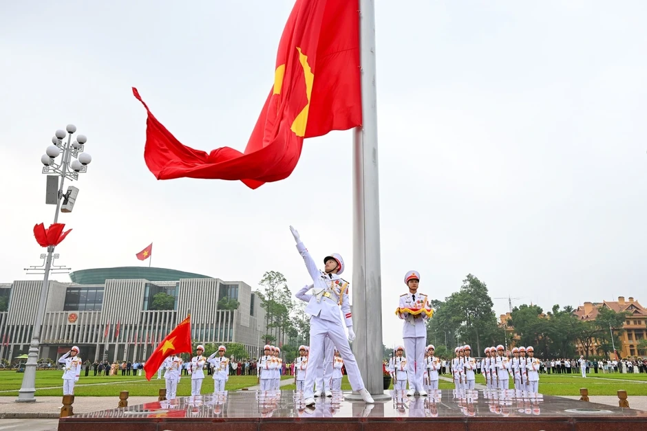Lễ hạ cờ ở Quảng trường Ba Đình dưới cơn mưa tầm tã thu hút triệu lượt xem Lễ hạ cờ ở Quảng trường Ba Đình dưới cơn mưa tầm tã thu hút triệu lượt xem