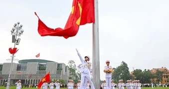 Lễ hạ cờ ở Quảng trường Ba Đình dưới cơn mưa tầm tã thu hút triệu lượt xem
