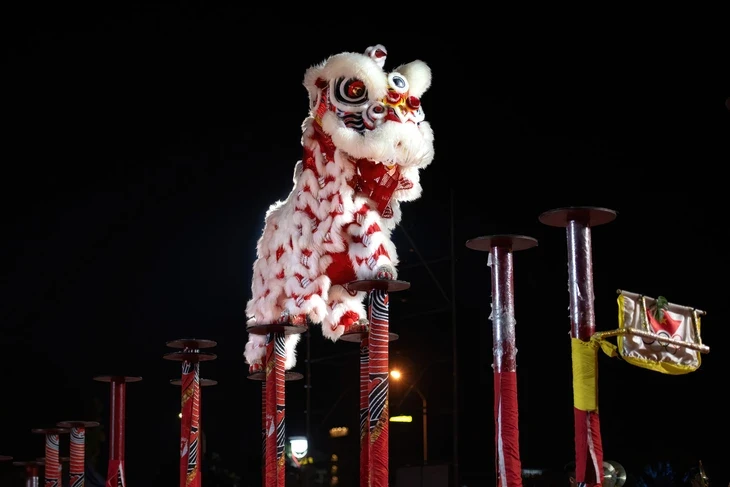 Lễ hội lân, sư, rồng trở lại phố đi bộ Bạch Đằng bên sông Hàn Lễ hội lân, sư, rồng trở lại phố đi bộ Bạch Đằng bên sông Hàn