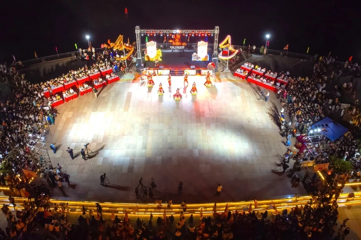 Lễ hội lân, sư, rồng trở lại phố đi bộ Bạch Đằng bên sông Hàn Lễ hội lân, sư, rồng trở lại phố đi bộ Bạch Đằng bên sông Hàn