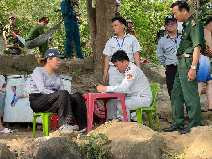 Lực lượng chức năng dẹp lán trại ăn nhậu nhếch nhác, cắm trại đêm quanh bán đảo Sơn Trà Lực lượng chức năng dẹp lán trại ăn nhậu nhếch nhác, cắm trại đêm quanh bán đảo Sơn Trà