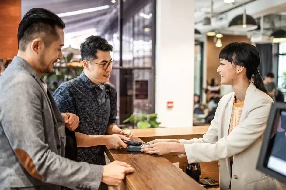 Lý do cần check out ở quầy lễ tân khách sạn