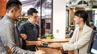 Lý do cần check out ở quầy lễ tân khách sạn