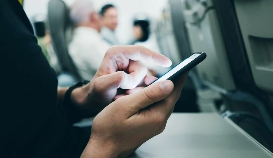 Lý do không tự nhặt điện thoại kẹt ở ghế máy bay Lý do không tự nhặt điện thoại kẹt ở ghế máy bay