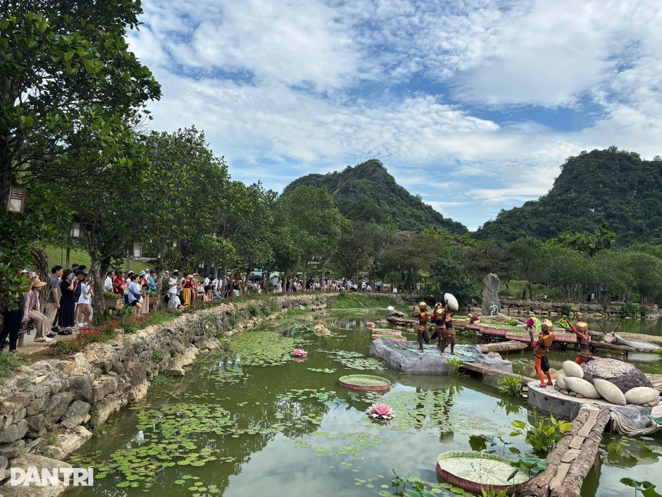 Màn múa chim non độc lạ gây sốt tại khu du lịch ở Ninh Bình Màn múa chim non độc lạ gây sốt tại khu du lịch ở Ninh Bình
