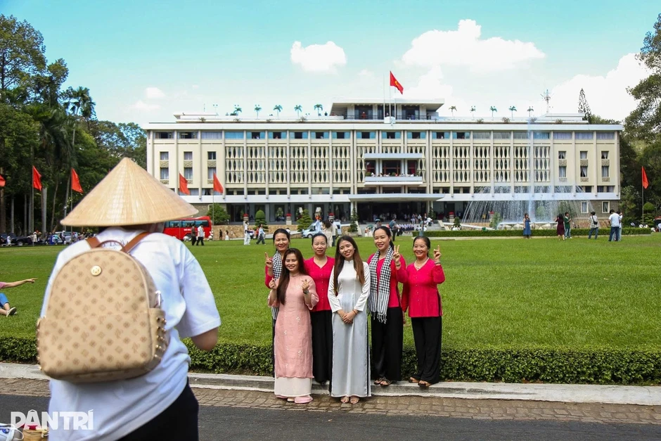 Mang máy ảnh vào Dinh Độc Lập có phải trả thêm 500.000 đồng?