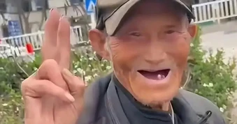 Mất 4 người thân trong 2 năm, cụ ông Trung Quốc đạp xe hơn 30 năm giải sầu
