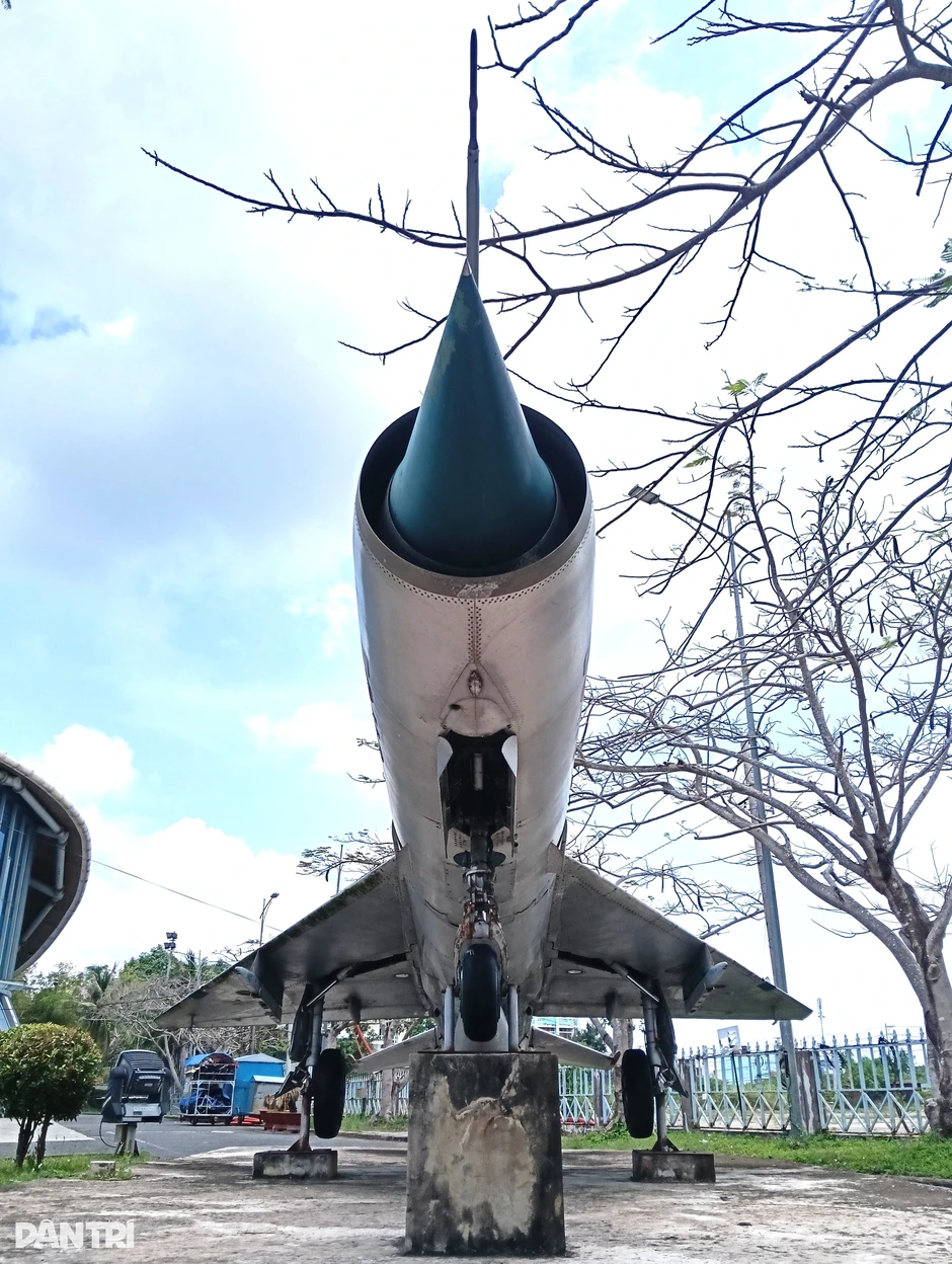 Máy bay MiG-21 được bảo quản nguyên vẹn, thu hút du khách khi đến Bạc Liêu Máy bay MiG-21 được bảo quản nguyên vẹn, thu hút du khách khi đến Bạc Liêu