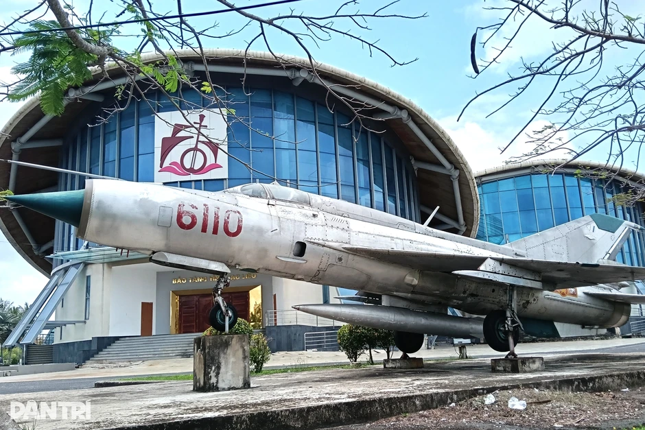 Máy bay MiG-21 được bảo quản nguyên vẹn, thu hút du khách khi đến Bạc Liêu Máy bay MiG-21 được bảo quản nguyên vẹn, thu hút du khách khi đến Bạc Liêu