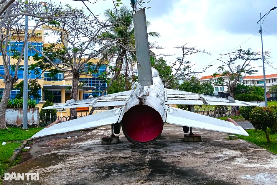 Máy bay MiG-21 được bảo quản nguyên vẹn, thu hút du khách khi đến Bạc Liêu Máy bay MiG-21 được bảo quản nguyên vẹn, thu hút du khách khi đến Bạc Liêu