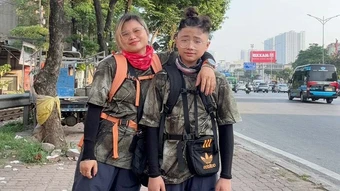 Mẹ cùng con 13 tuổi đi bộ từ Hà Nội vào Huế