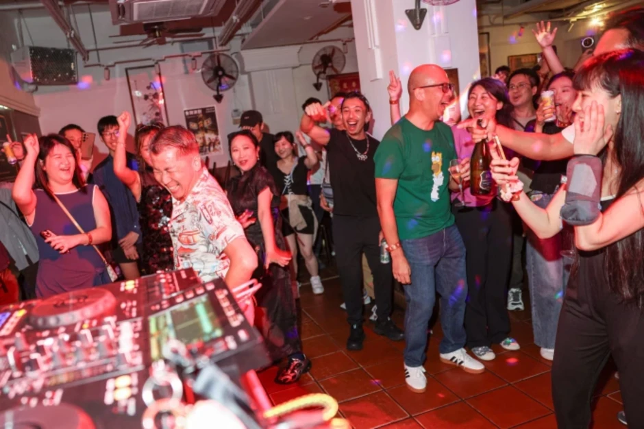 Mở tiệc DJ trong tiệm trà trăm tuổi Mở tiệc DJ trong tiệm trà trăm tuổi