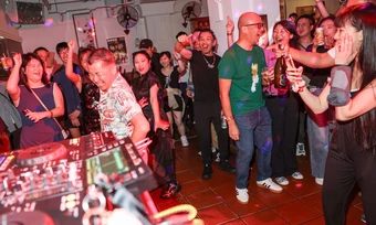 Mở tiệc DJ trong tiệm trà trăm tuổi