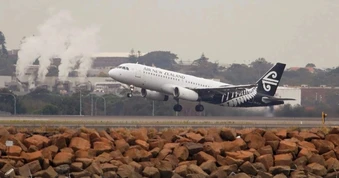 Một hãng hàng không New Zealand cắt hơn 1.000 chuyến do giá xăng dầu tăng