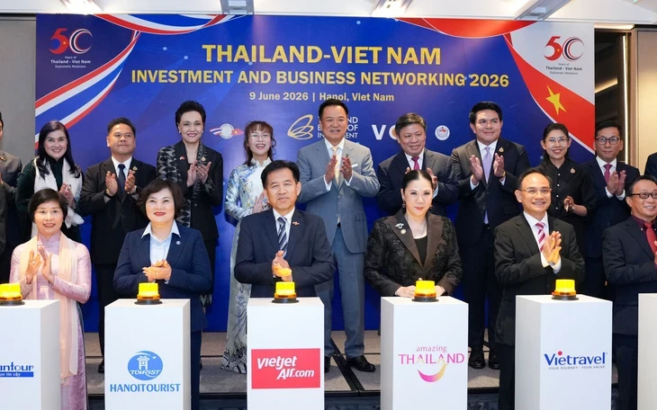 Một phần 'đường sắt tử thần' nổi lên từ hồ chứa nước, du khách đổ xô đến xem Một phần 'đường sắt tử thần' nổi lên từ hồ chứa nước, du khách đổ xô đến xem