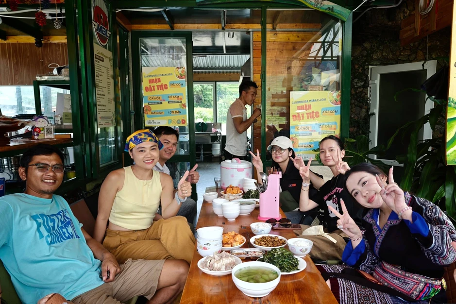Mù Cang Chải bắt đầu có lúa chín, du khách háo hức “bay trên mùa vàng” Mù Cang Chải bắt đầu có lúa chín, du khách háo hức “bay trên mùa vàng”