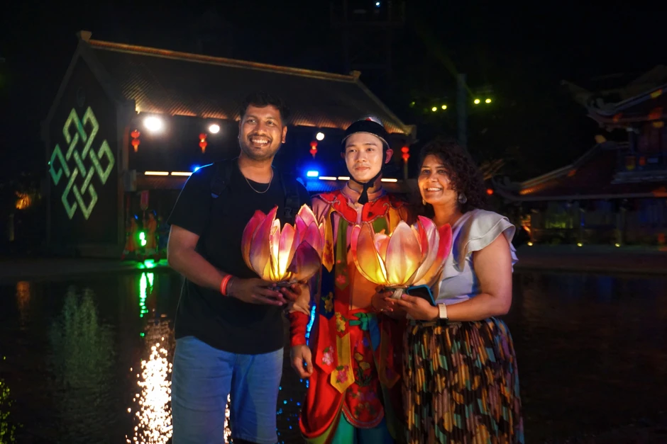 Nam ca sĩ người Mỹ mê bánh mì, "quẩy" bar về đêm ở Việt Nam Nam ca sĩ người Mỹ mê bánh mì, "quẩy" bar về đêm ở Việt Nam
