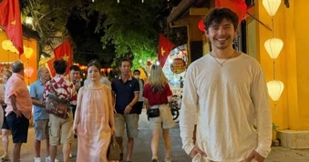 Nam ca sĩ người Mỹ mê bánh mì, "quẩy" bar về đêm ở Việt Nam