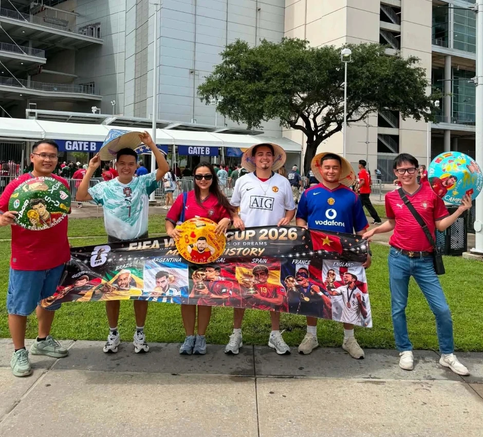 Nam YouTuber nổi tiếng thế giới cầm nón lá Việt cổ vũ ở World Cup gây sốt Nam YouTuber nổi tiếng thế giới cầm nón lá Việt cổ vũ ở World Cup gây sốt
