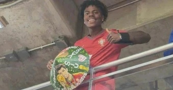 Nam YouTuber nổi tiếng thế giới cầm nón lá Việt cổ vũ ở World Cup gây sốt