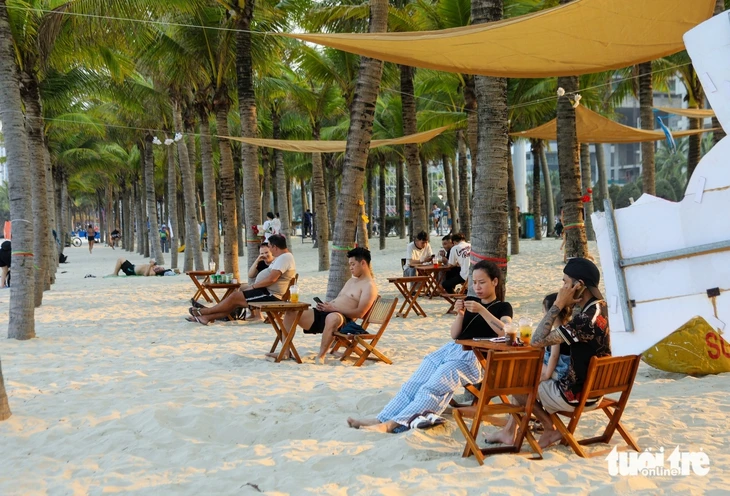 Nắng gắt đầu hè, hàng ngàn người đến 'bãi biển đẹp nhất hành tinh' giải nhiệt Nắng gắt đầu hè, hàng ngàn người đến 'bãi biển đẹp nhất hành tinh' giải nhiệt