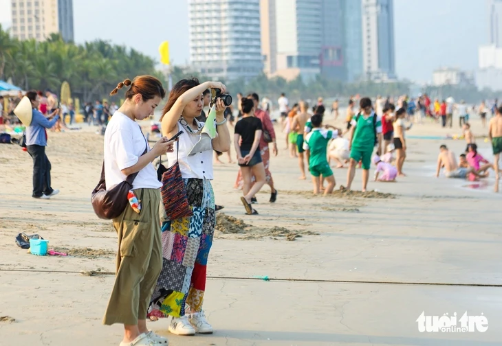 Nắng gắt đầu hè, hàng ngàn người đến 'bãi biển đẹp nhất hành tinh' giải nhiệt Nắng gắt đầu hè, hàng ngàn người đến 'bãi biển đẹp nhất hành tinh' giải nhiệt