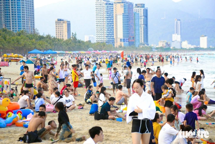 Nắng gắt đầu hè, hàng ngàn người đến 'bãi biển đẹp nhất hành tinh' giải nhiệt Nắng gắt đầu hè, hàng ngàn người đến 'bãi biển đẹp nhất hành tinh' giải nhiệt