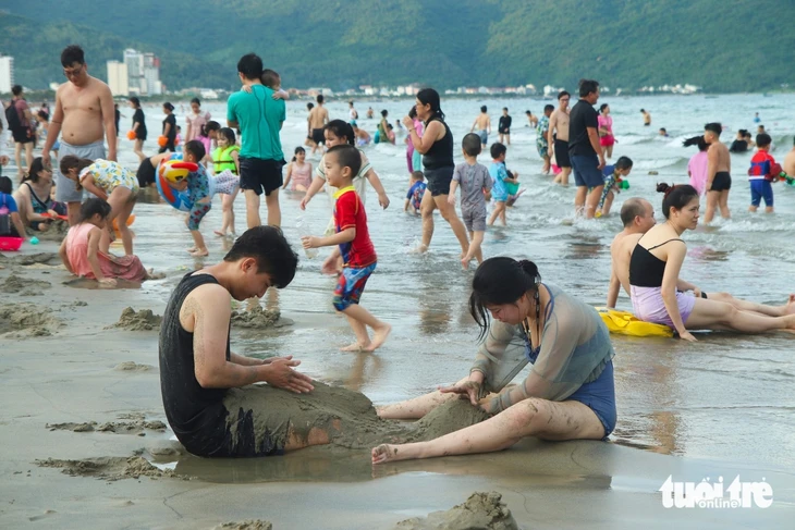 Nắng gắt đầu hè, hàng ngàn người đến 'bãi biển đẹp nhất hành tinh' giải nhiệt Nắng gắt đầu hè, hàng ngàn người đến 'bãi biển đẹp nhất hành tinh' giải nhiệt