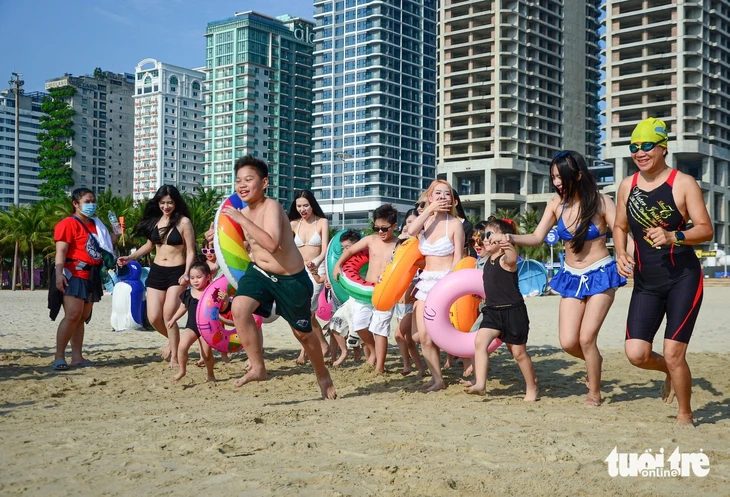 Nắng gắt đầu hè, hàng ngàn người đến 'bãi biển đẹp nhất hành tinh' giải nhiệt Nắng gắt đầu hè, hàng ngàn người đến 'bãi biển đẹp nhất hành tinh' giải nhiệt