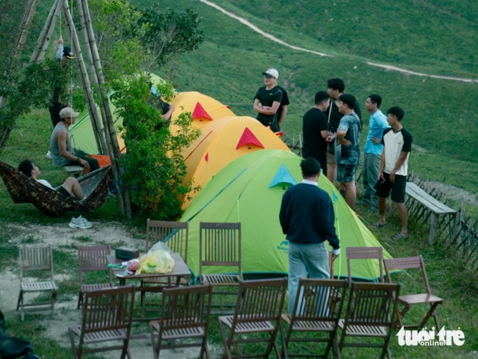 Ngắm hoàng hôn, ăn dứa no nê tại thung lũng Đồng Din