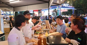 Ngắm tháp Eiffel làm từ bánh mì tại lễ hội quy mô lớn ở TP.HCM