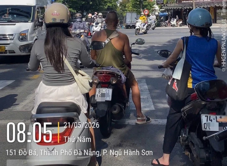 Ngán ngẩm khách Tây ngênh ngang đầu trần chạy xe máy giữa phố Ngán ngẩm khách Tây ngênh ngang đầu trần chạy xe máy giữa phố