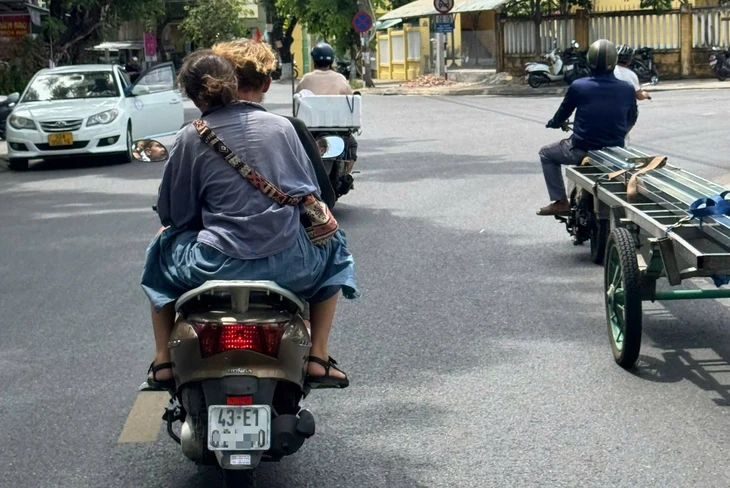 Ngán ngẩm khách Tây ngênh ngang đầu trần chạy xe máy giữa phố Ngán ngẩm khách Tây ngênh ngang đầu trần chạy xe máy giữa phố