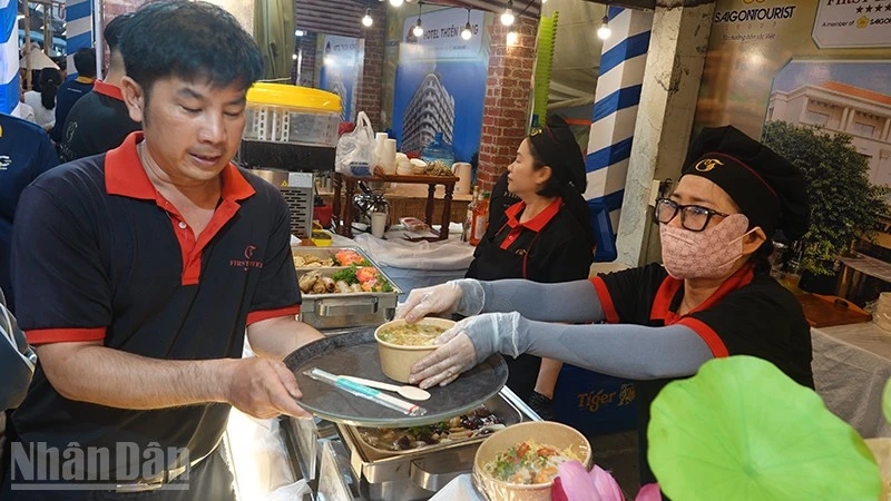 Nghe sen kể chuyện từ các món ăn Nghe sen kể chuyện từ các món ăn