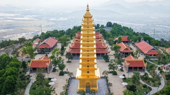 Ngôi chùa với bảo tháp 13 tầng trên núi ở Nha Trang