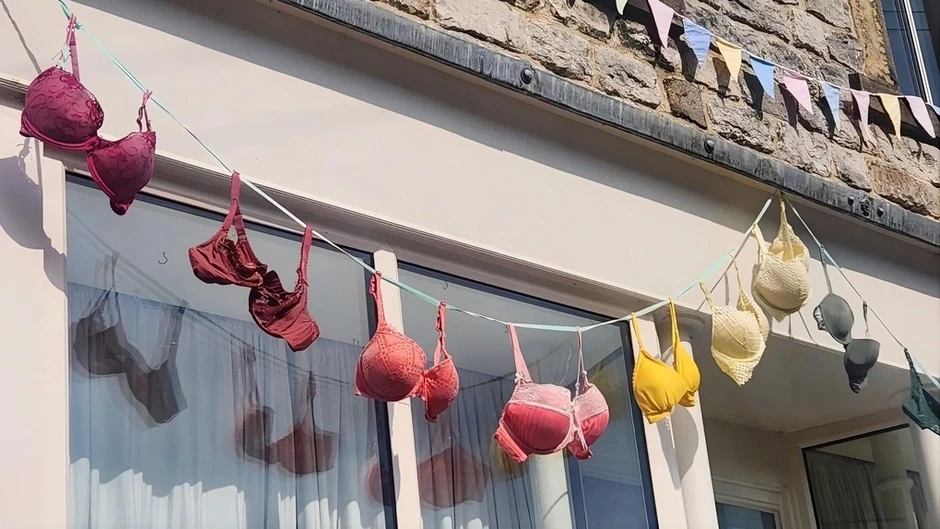 Ngôi làng treo đồ lót để trang trí