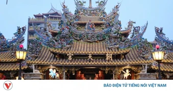 Ngôi miếu hơn ba thế kỷ ở Đài Loan với lễ rước kiệu và pháo nổ vang trời