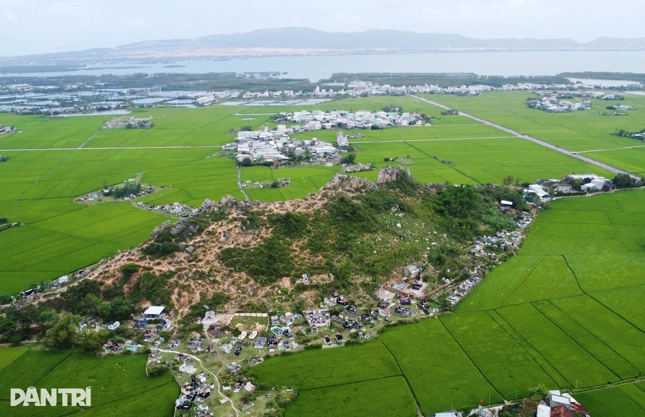 Ngọn núi có hình thù kỳ lạ giữa cánh đồng và truyền thuyết ông khổng lồ Ngọn núi có hình thù kỳ lạ giữa cánh đồng và truyền thuyết ông khổng lồ